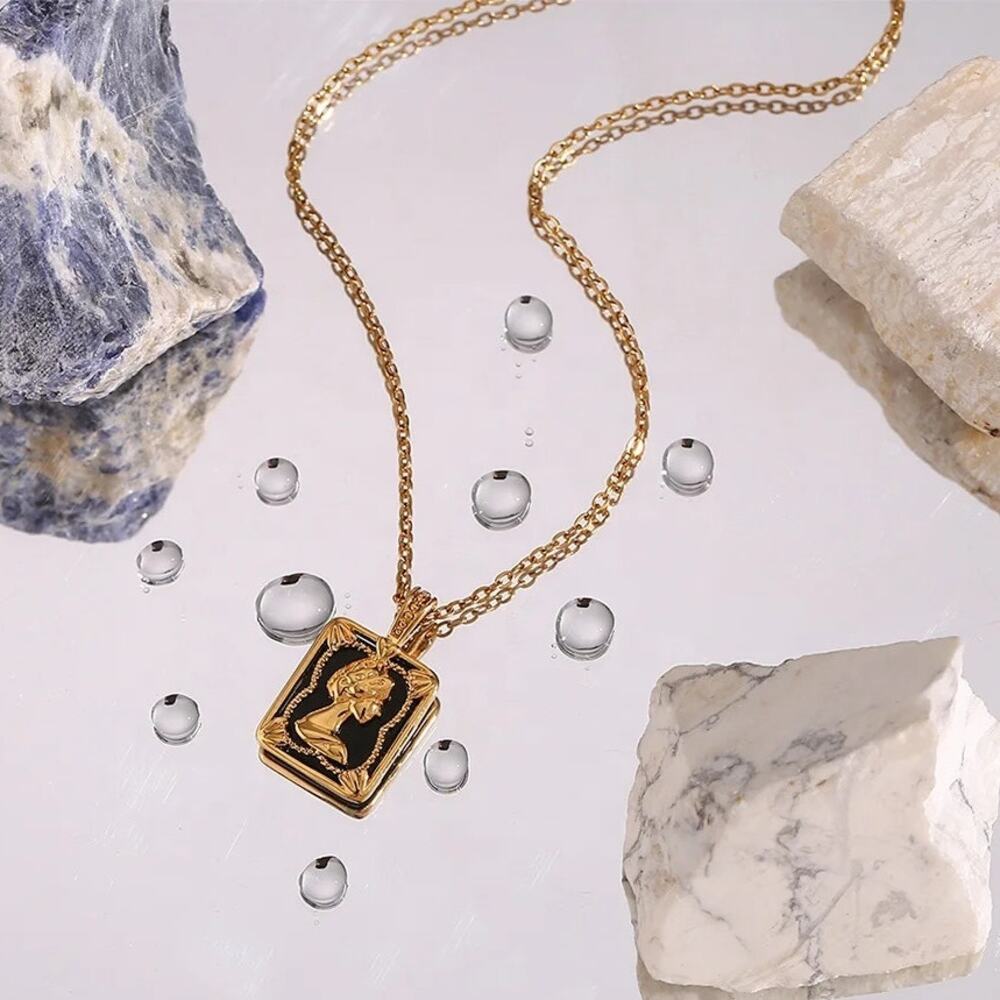 Vintage Queen Elizabeth Pendant Necklace 18K Gold Plated Stainless Steel - Picture 6 of 8